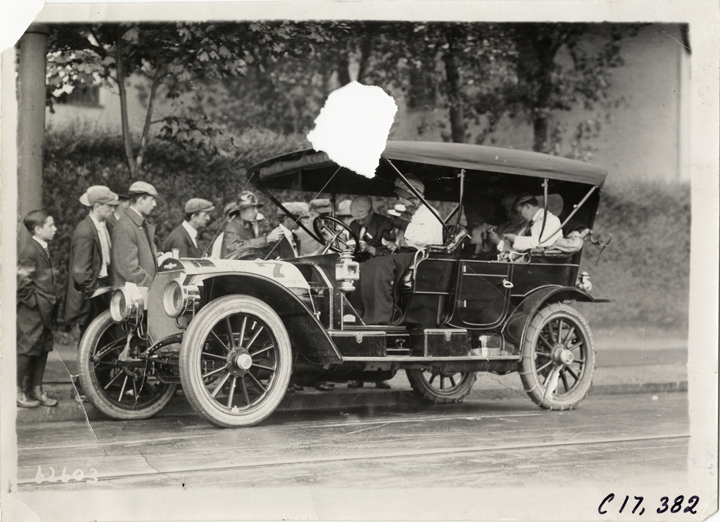 Motorists in automobile, 1910 Brooklyn Dealers Reliability Run