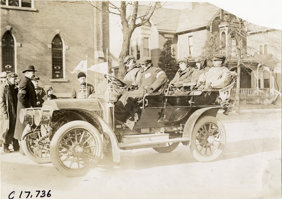 Motorists in Studebaker automobile, 1907 Chicago Reliability Run