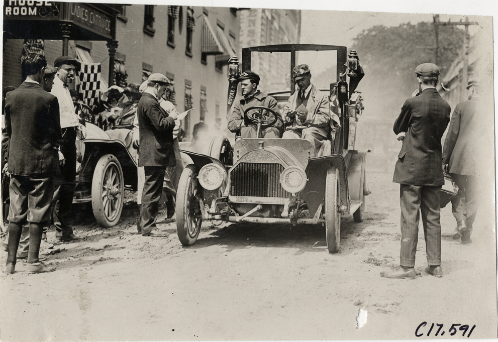 Motorists Thomas taxi in front of Morgan House hotel, 1909 Catskill-Berkshire Tour