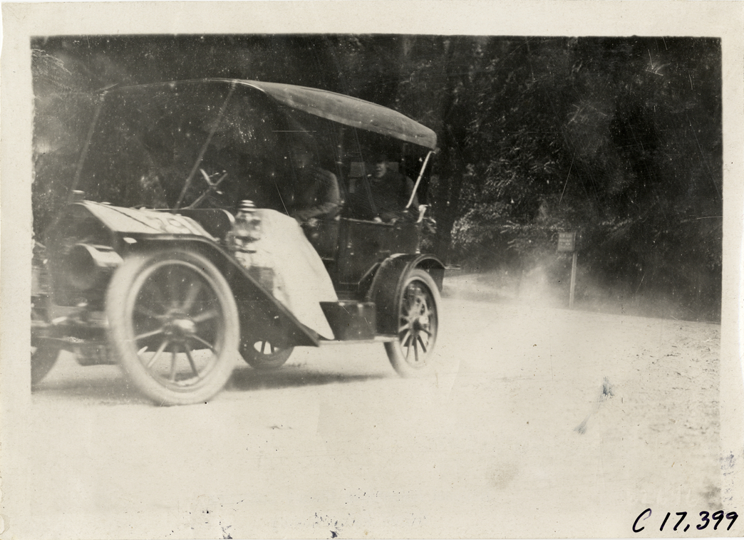 Motorists in automobile, 1910 Brooklyn Dealers Reliability Run