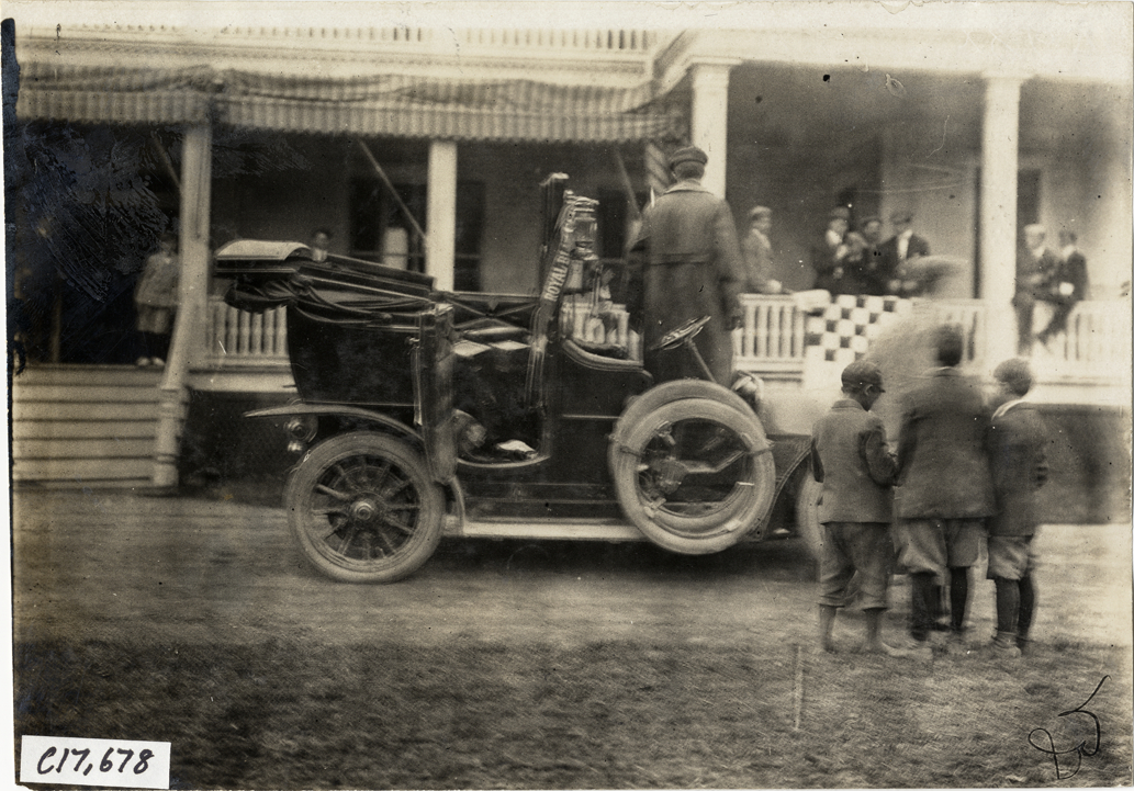 Thomas taxi parked in front of Grants House hotel, 1909 Catskill-Berkshire Tour