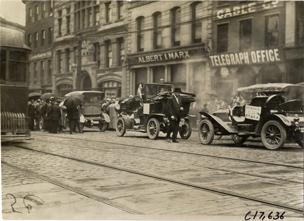 Automobiles lined up at Albany, New York, 1909 Catskill-Berkshire Tour