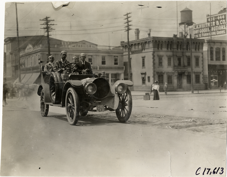 Motorists in Franklin automobile, 1909 Catskill-Berkshire Tour
