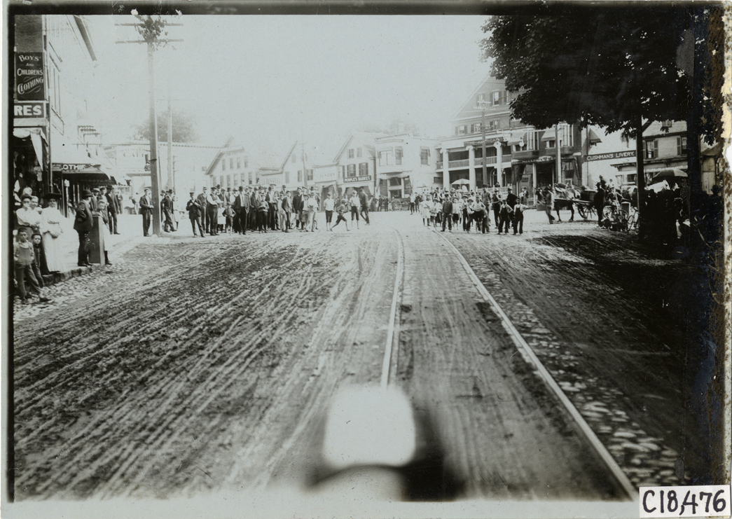 Crowd in street, 1905 Glidden Tour