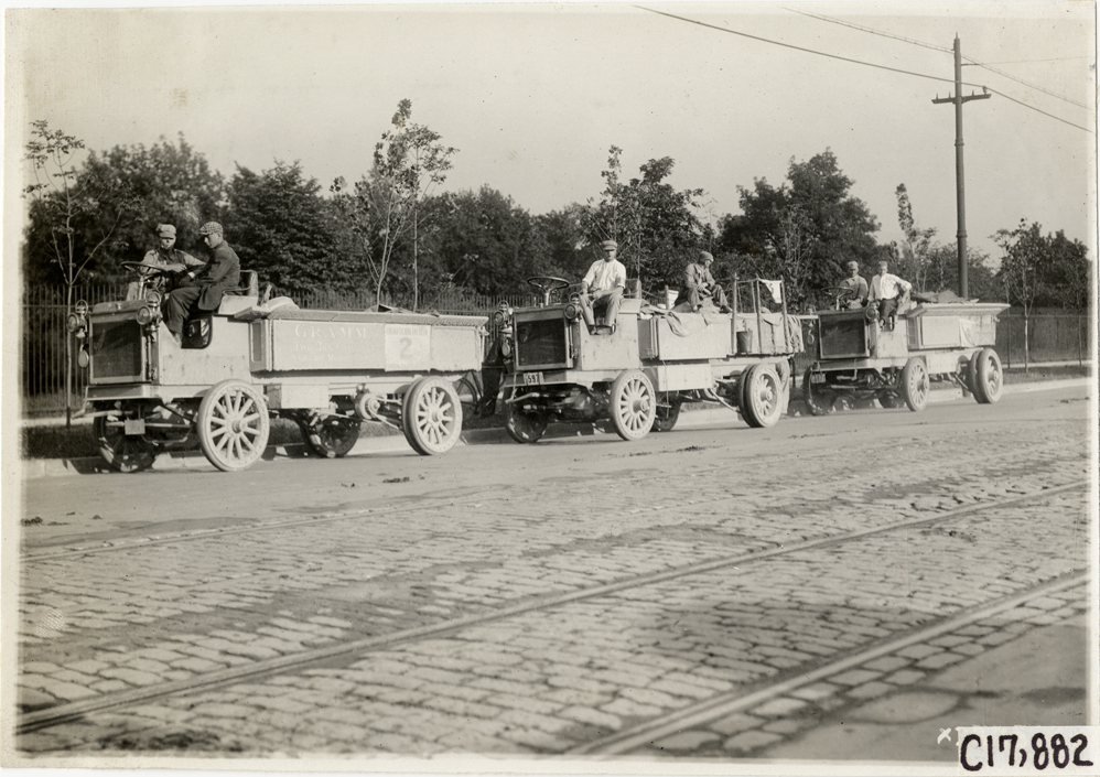 Motorists in Gramm trucks, 1911 Chicago Reliability Run