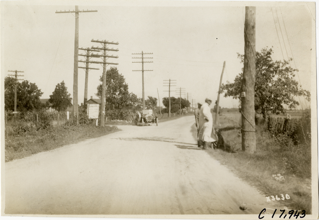 Men standing on roadside, 1911 Chicago Reliability Run