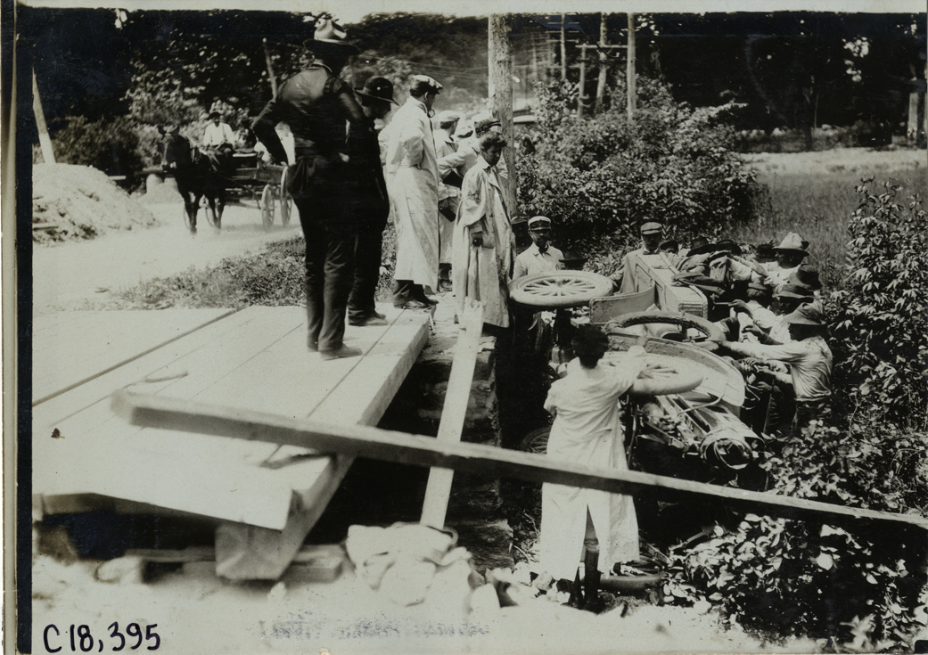Wreck of White Steamer automobile driven by Joan Cuneo, 1905 Glidden Tour