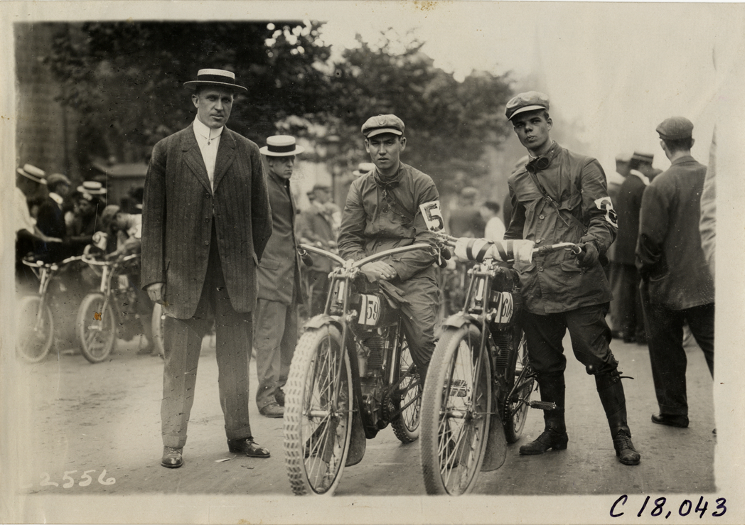 Official posing with motorcyclists, 1910 Federation of American Motorcyclists Endurance Run