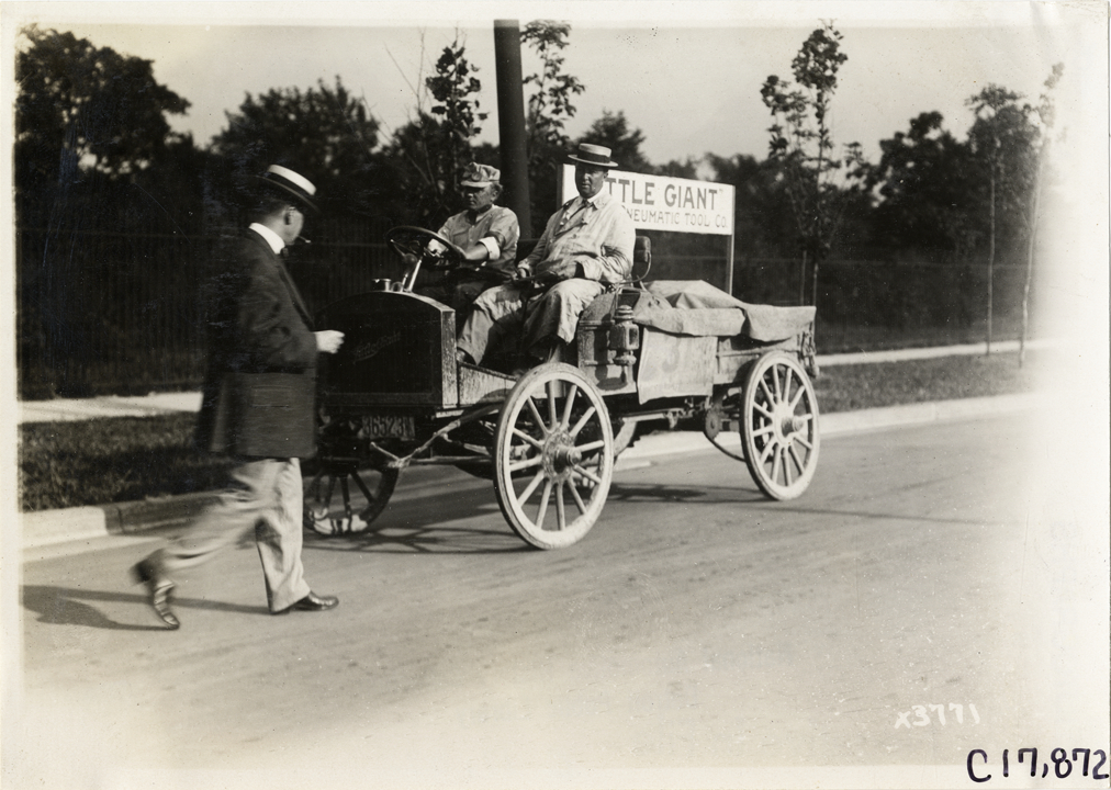 Motorists in Little Giant truck, 1911 Chicago Reliability Run