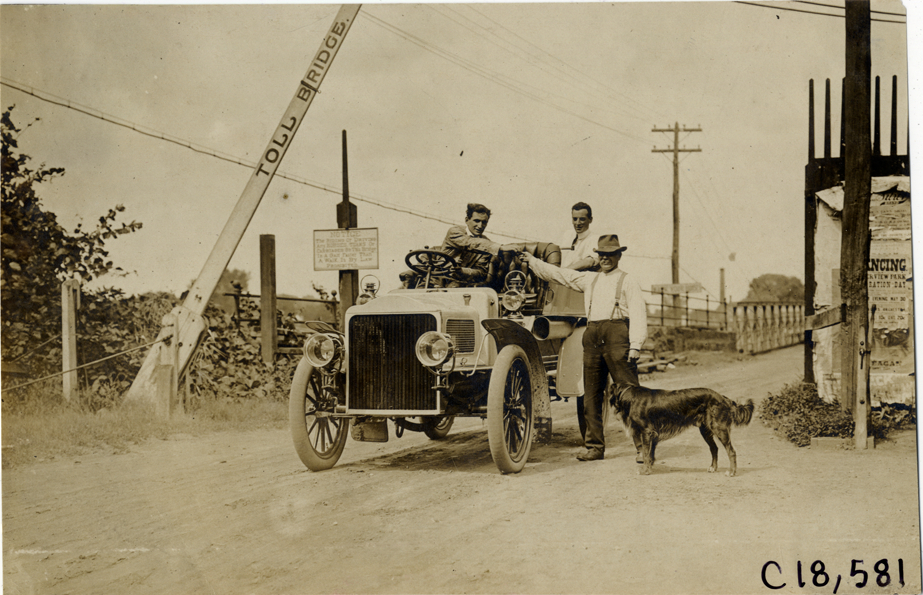 Motorists paying toll at gate, 1905 Glidden Tour