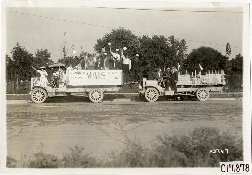 Men and women posing with Mais trucks, 1911 Chicago Reliability Run