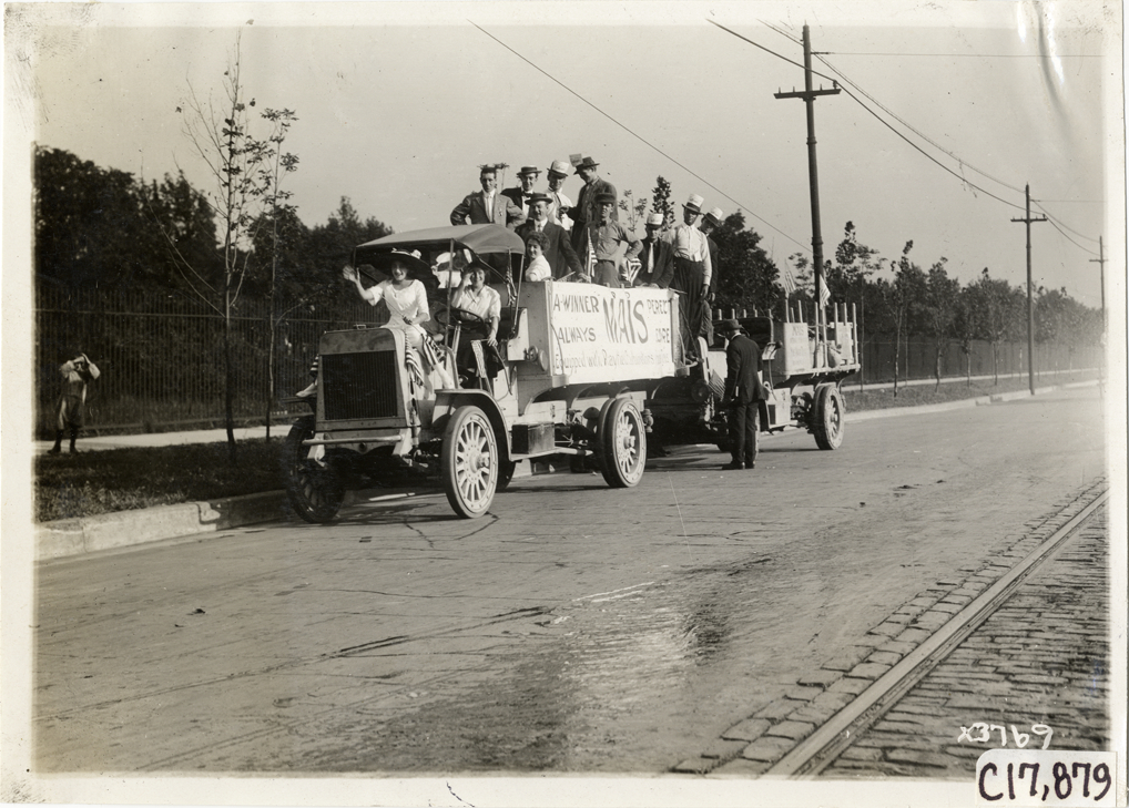 Men and women posing with Mais trucks, 1911 Chicago Reliability Run