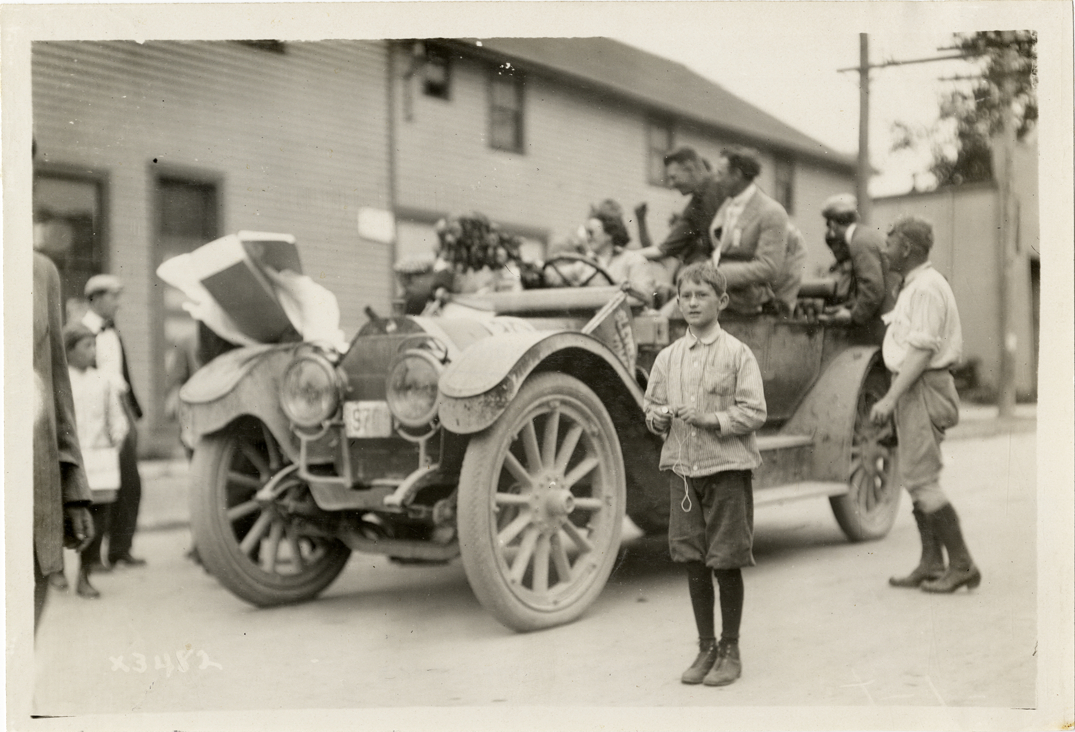 Motorists in automobile, 1911 Cleveland Reliability Run