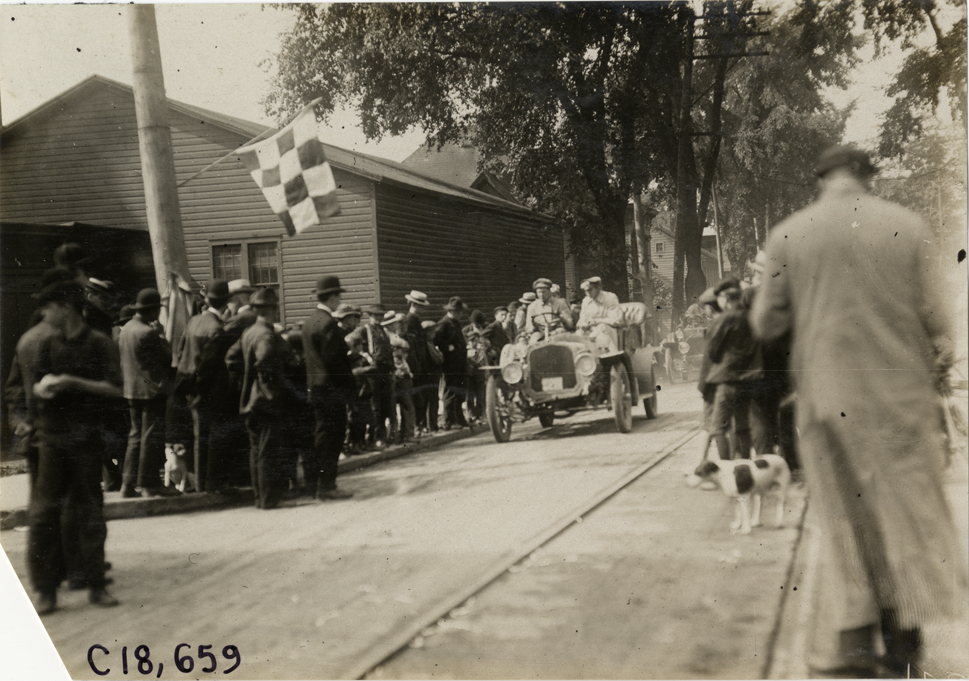 Motorists in automobile, 1906 Glidden Tour