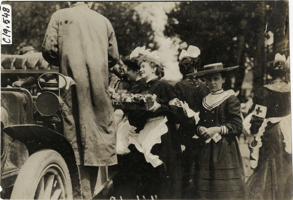 Nurses selling flowers to motorists, 1906 Glidden Tour
