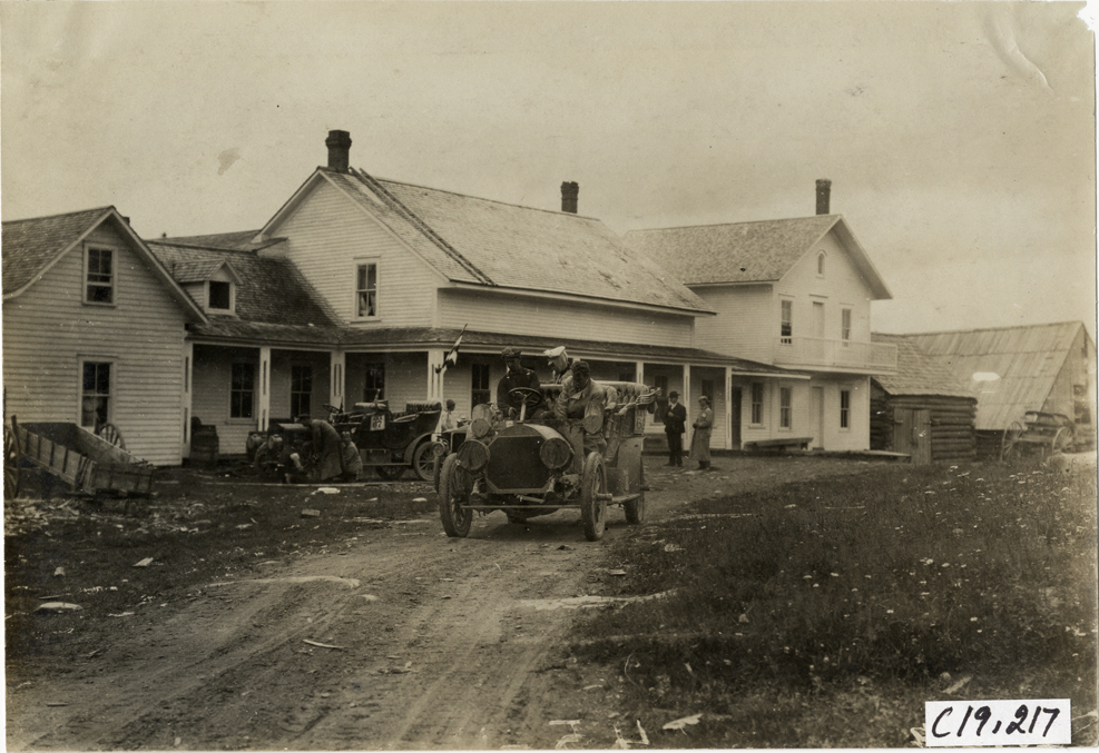 Motorists in automobile at U.S.-Canada border, 1906 Glidden Tour
