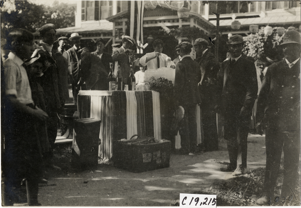 Beverage table in front of hotel, 1906 Glidden Tour