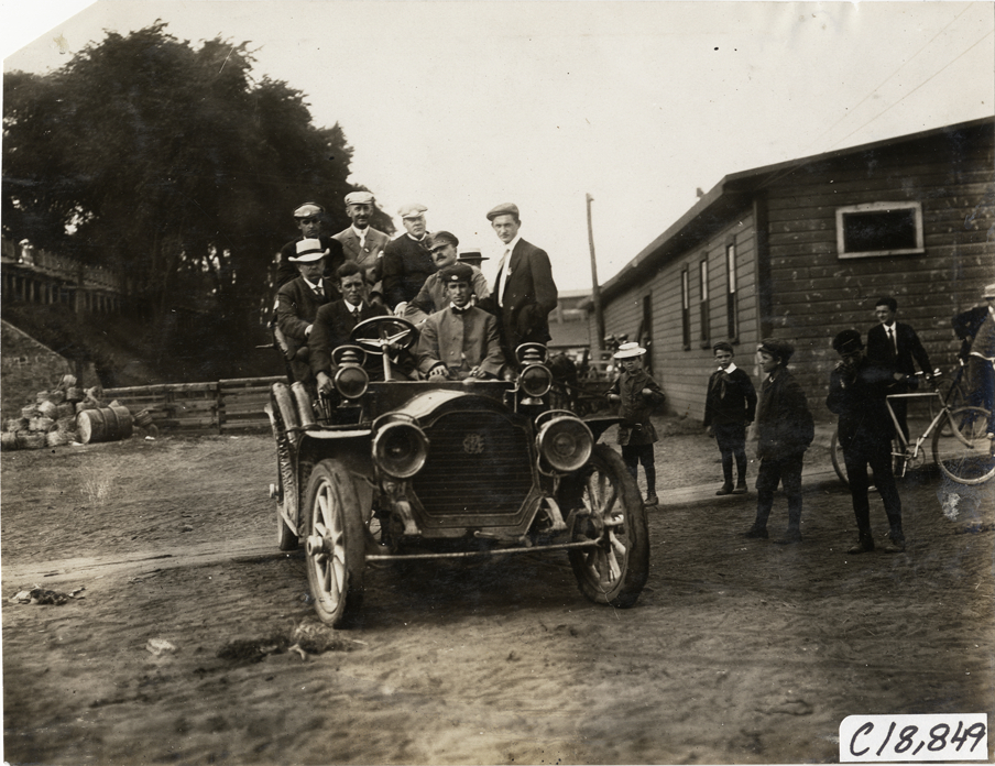 Motorists in automobile, 1906 Glidden Tour