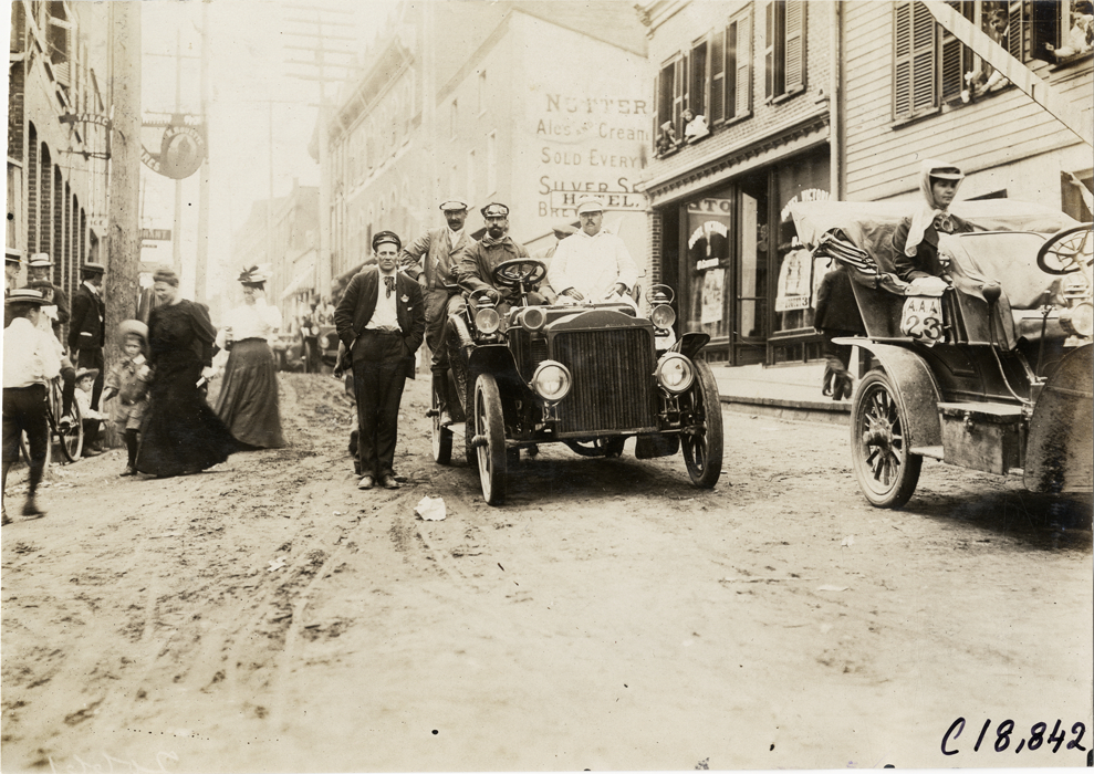 Motorists in automobile, 1906 Glidden Tour