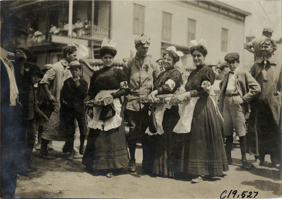 Driver posing with nurses, 1906 Glidden Tour