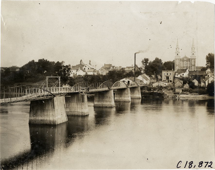 Bridge spanning river, 1906 Glidden Tour