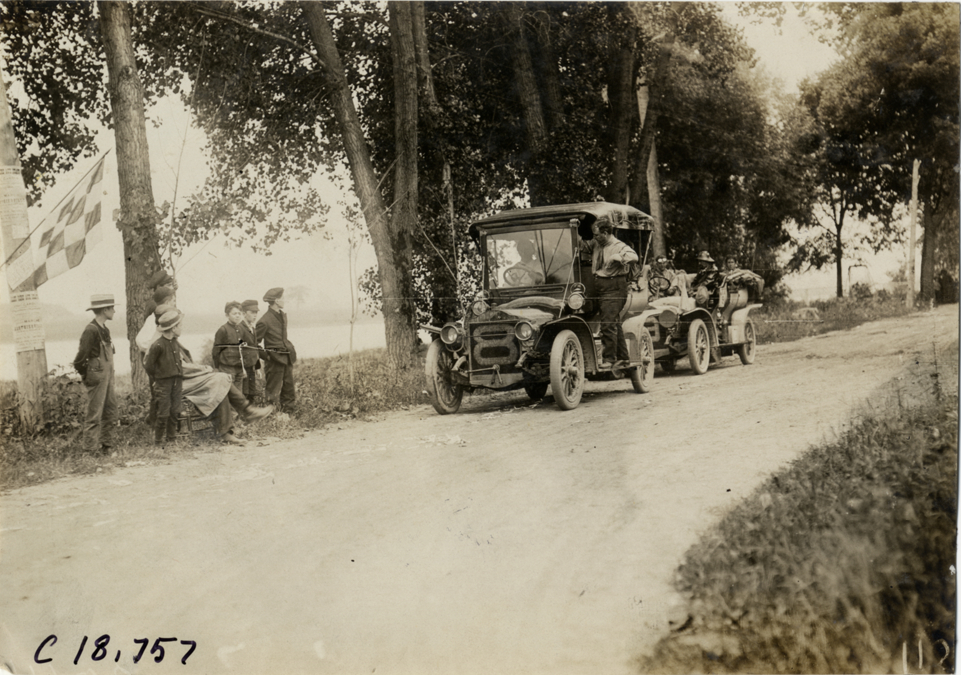 Thomas automobiles on roadside, 1906 Glidden Tour