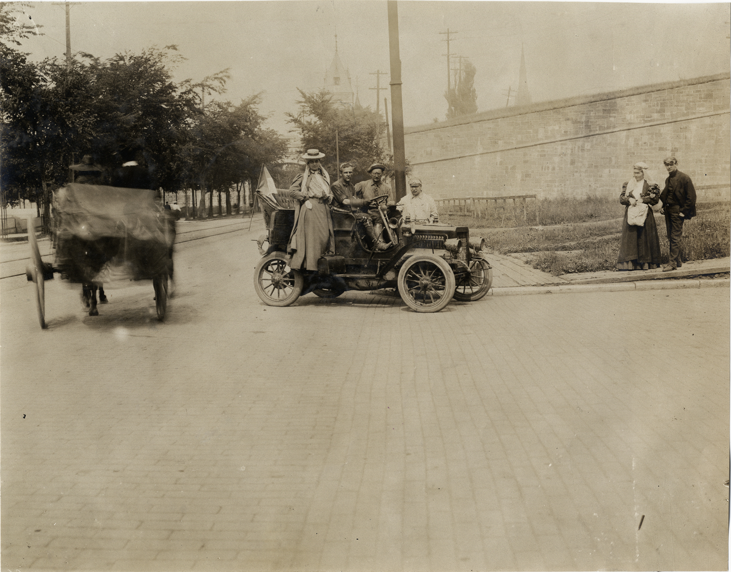 Motorists in automobile at Quebec City, 1906 Glidden Tour