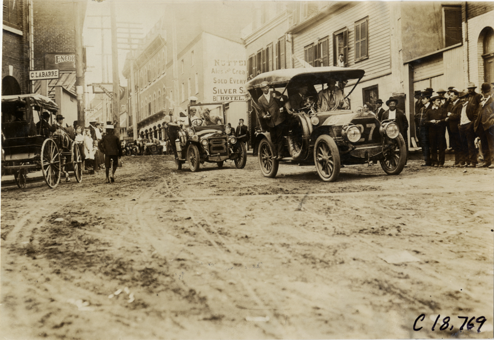 Motorists in Pierce and Thomas automobiles, 1906 Glidden Tour