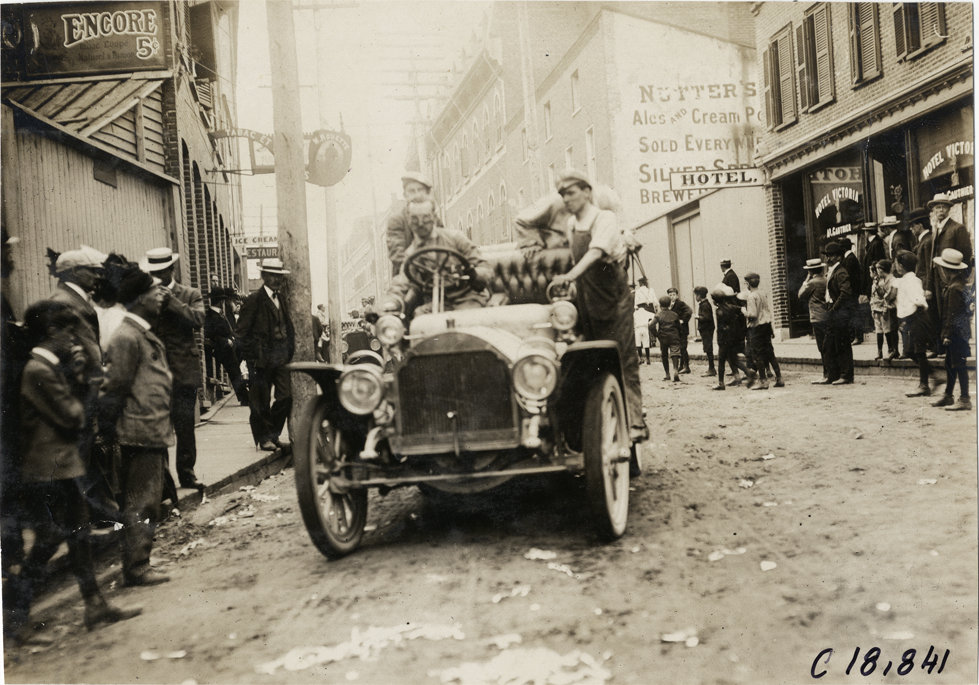 Motorists in automobile, 1906 Glidden Tour