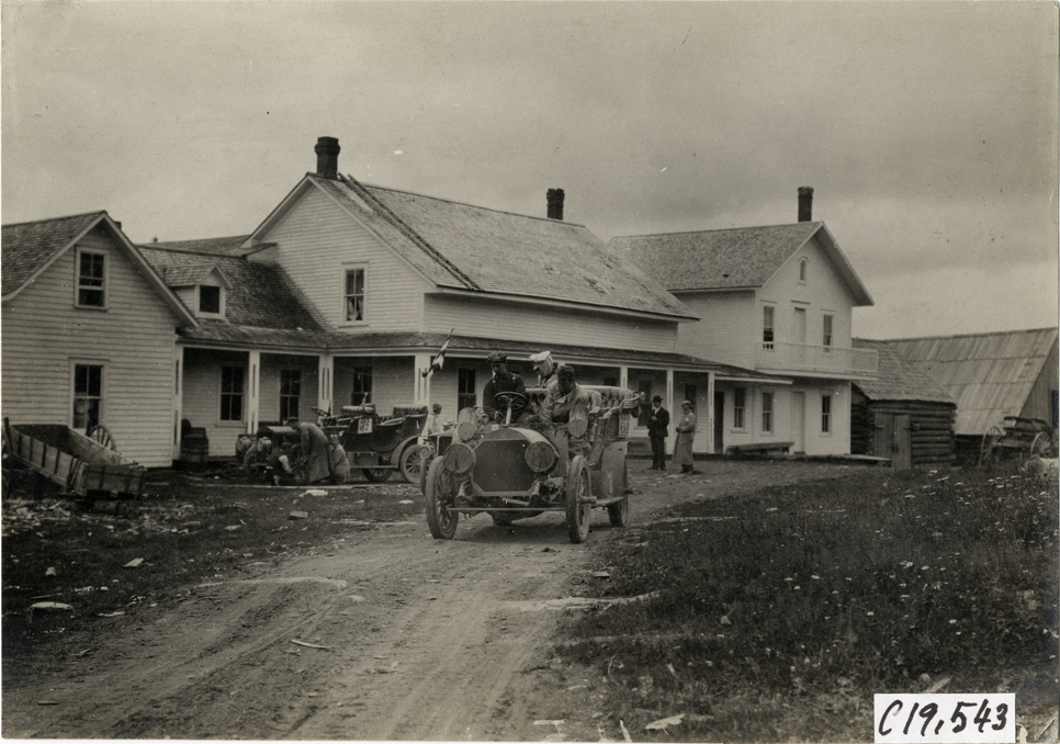 Motorists in automobile at U.S.-Canada border, 1906 Glidden Tour