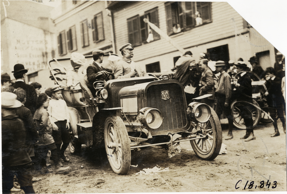 Motorists in automobile, 1906 Glidden Tour