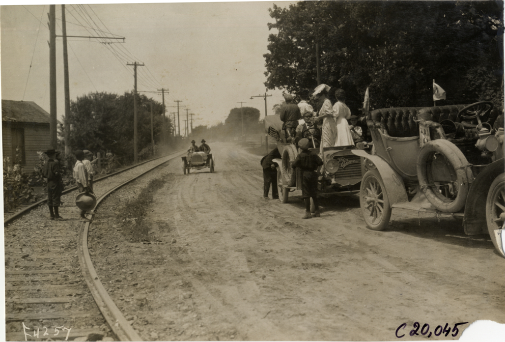 Women giving souvenirs to motorists at Columbus, Ohio, 1907 Glidden Tour