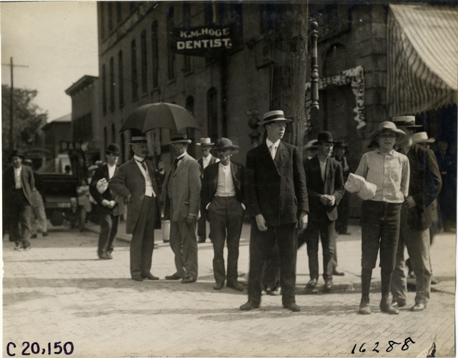 Spectators at Massillon, Ohio, 1907 Glidden Tour