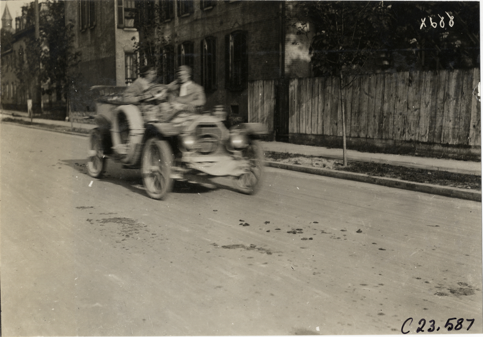 Motorists in Chalmers automobile, 1910 Glidden Tour