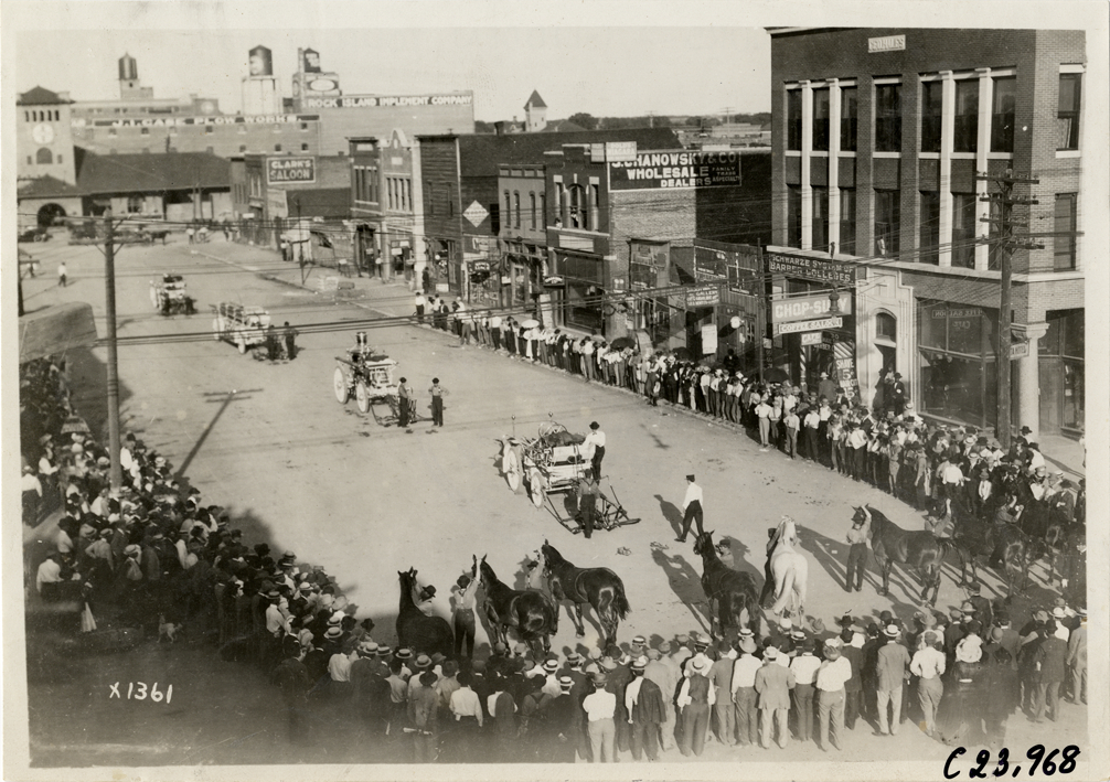 Crowd watching demonstration of horse-drawn fire engines, Oklahoma City, 1910 Glidden Tour