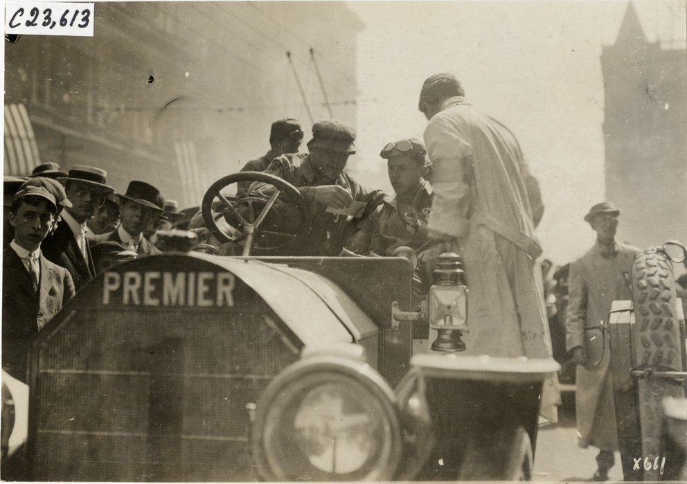 Motorists in Premier automobile, 1910 Glidden Tour