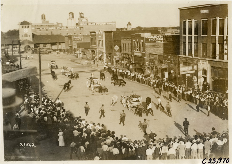Crowd watching demonstration of horse-drawn fire engines, Oklahoma City, 1910 Glidden Tour
