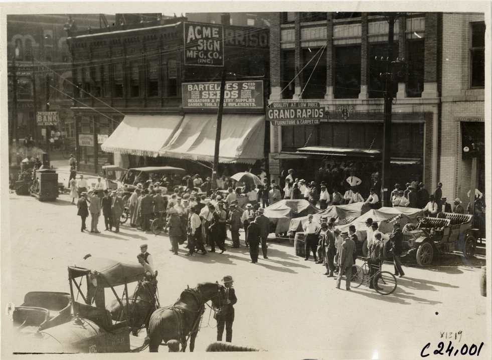 Spectators looking at automobiles parked in street, Oklahoma City, 1910 Glidden Tour