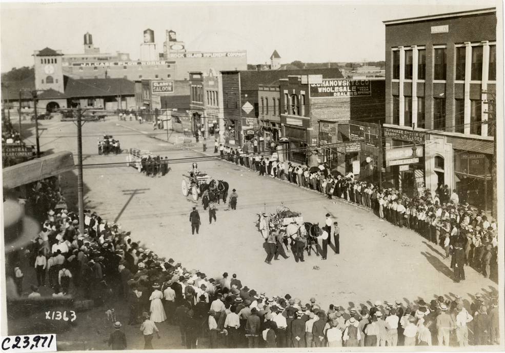 Crowd watching demonstration of horse-drawn fire engines, Oklahoma City, 1910 Glidden Tour