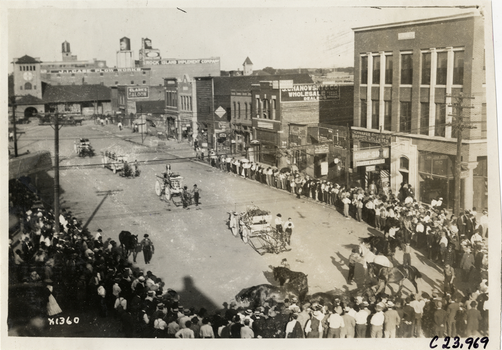 Crowd watching demonstration of horse-drawn fire engines, Oklahoma City, 1910 Glidden Tour