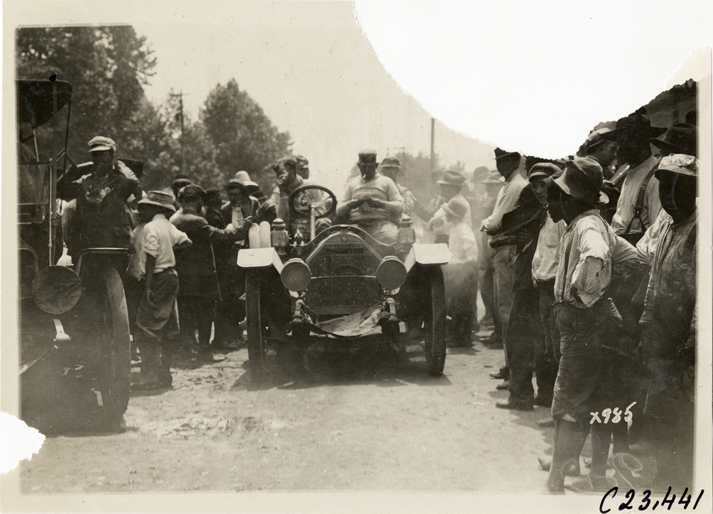 Motorists in Chalmers automobile, 1910 Glidden Tour