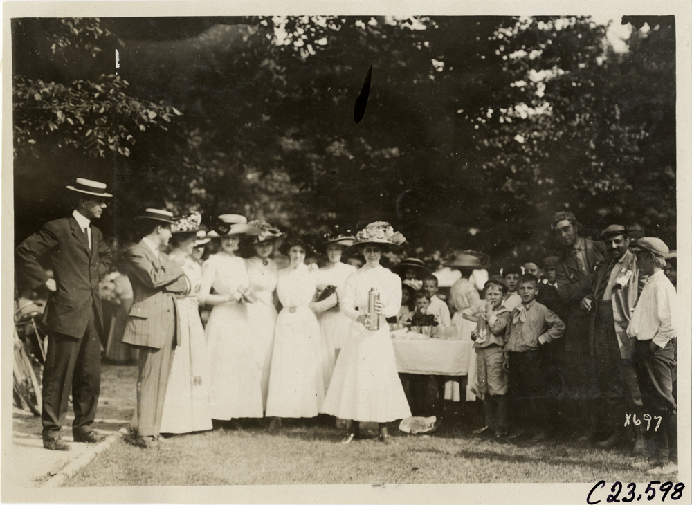Women at picnic, 1910 Glidden Tour