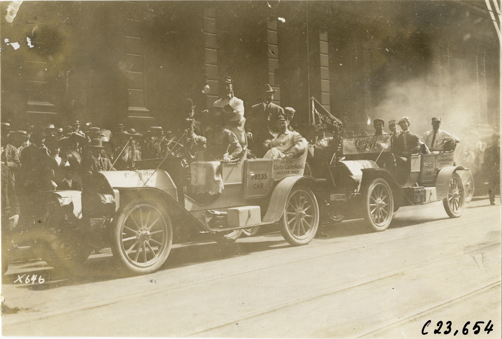 Motorists posing in Cutting automobiles, 1910 Glidden Tour