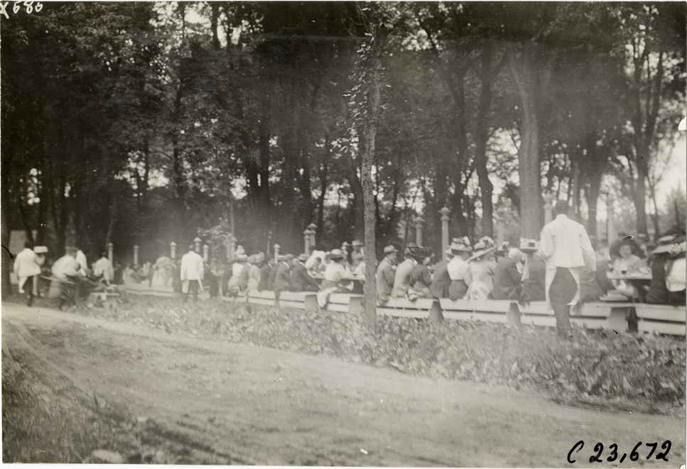 Men and women at picnic, 1910 Glidden Tour