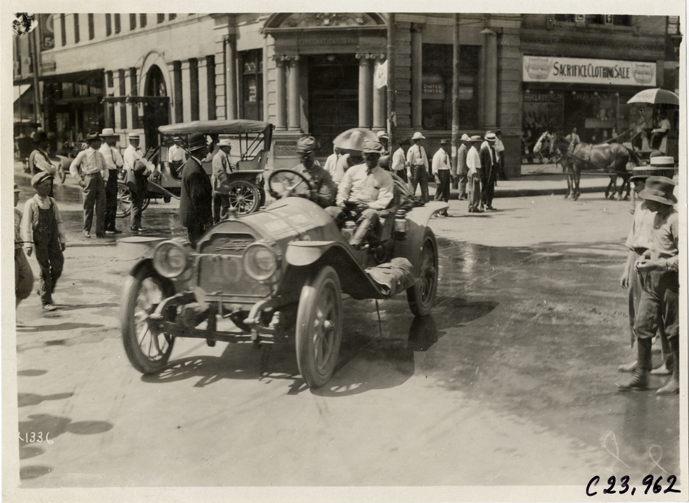 Motorists in Lexington automobile, 1910 Glidden Tour