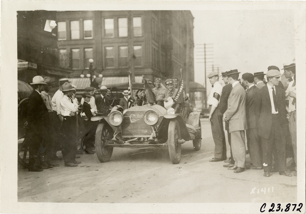 Motorists in Cadillac automobile, 1910 Glidden Tour