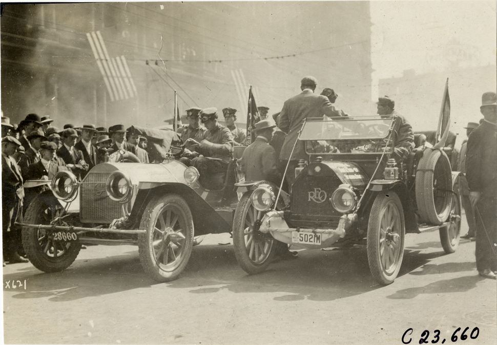Motorists in Cadillac and Reo automobiles, 1910 Glidden Tour