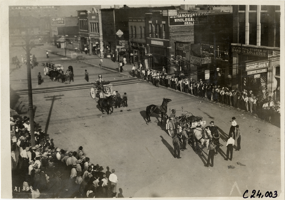 Crowd watching demonstration of horse-drawn fire engines, Oklahoma City, 1910 Glidden Tour