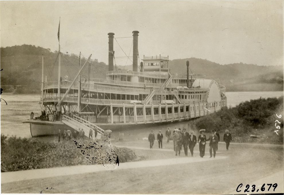 Passengers leaving steamboat, 1910 Glidden Tour