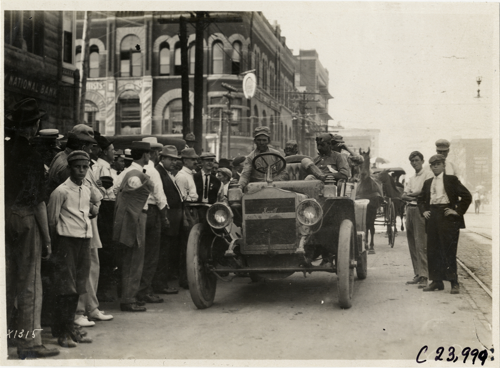 Motorists in Maxwell automobile, 1910 Glidden Tour